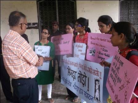 अपनी मुक्ति की अलख जगाओ! पिंजडा तोड़ो, बाहर आओ!