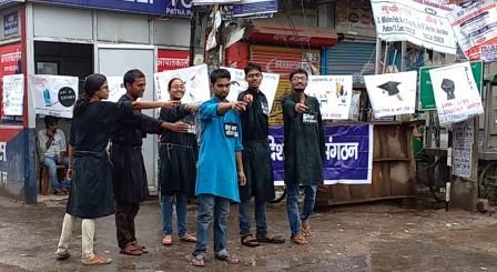 शिक्षा और रोज़गार के मुद्दे पर आधारित नाटक ‘राजा का बाजा’ का मंचन