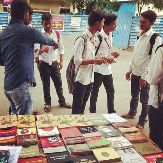 अहमदनगर शासकीय तंत्रनिकेतन कॉलेज (polytechnic college ) येथे पुस्तकं प्रदर्शन